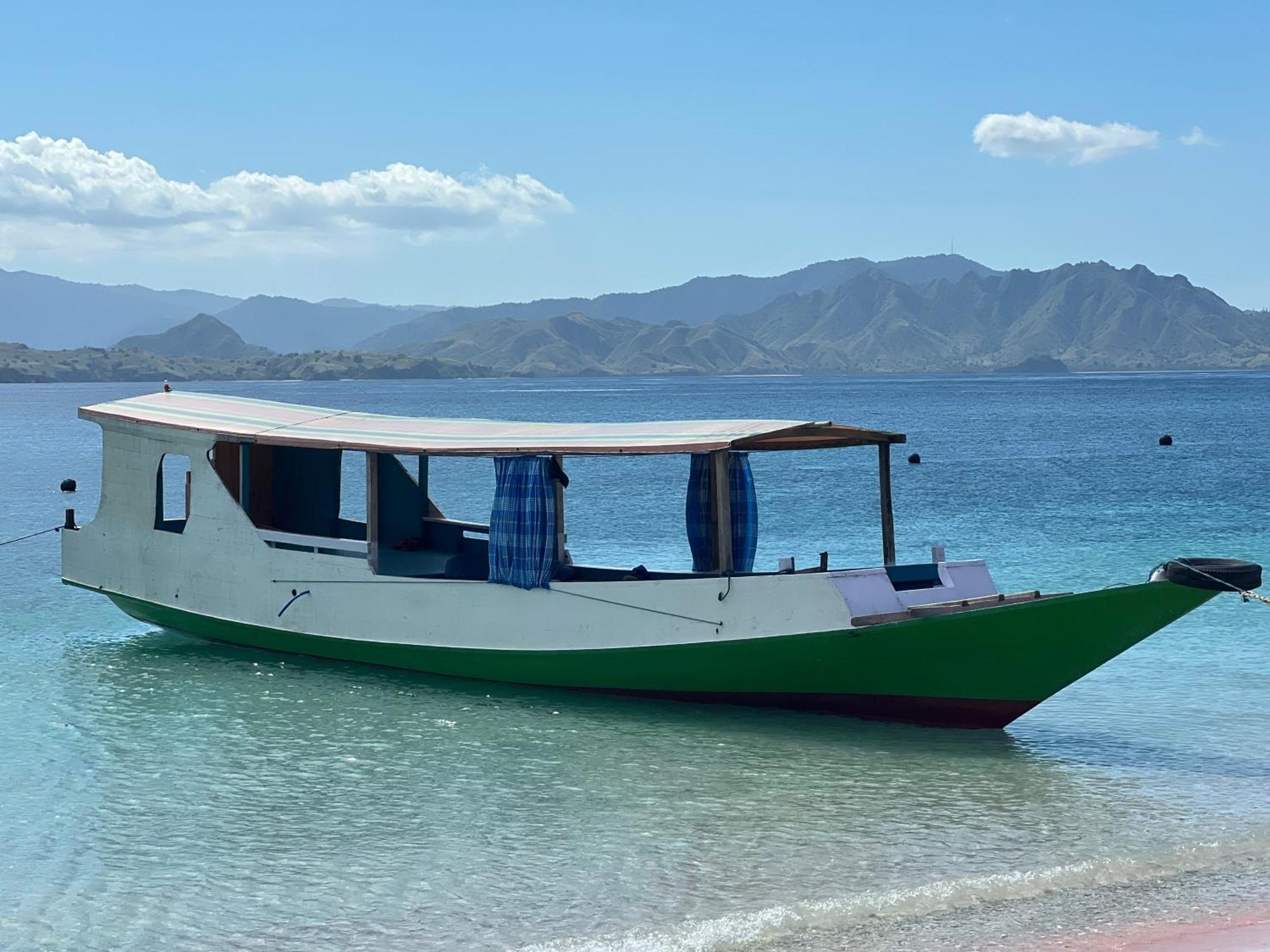 Jhuna Komodo Homestay Экстерьер фото